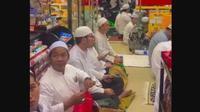 Viral Warga Salat Tarawih di Dalam Minimarket, Disebut Jadi Tradisi Tahunan Jelang Lebaran. foto: TikTok @azharrbn