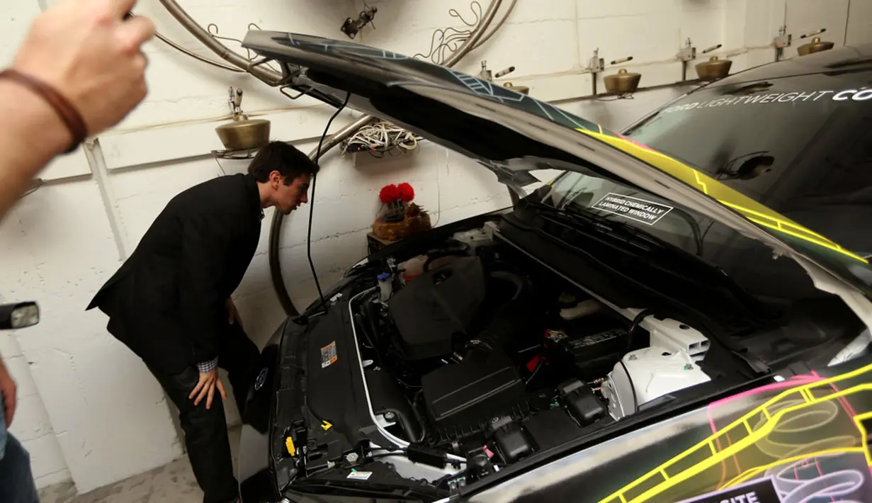 Salah satu staff Ford Motor Company, Jacob Dylik memeriksa kondisi mesin 'Ford Lightweight Concept' di TechShop di San Francisco, (3/6/2014). (REUTERS/Robert Galbraith)