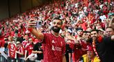 Momen haru menyelimuti perpisahan Mohamed Salah dengan Liverpool din Anfield, Liverpool, Inggris pada Minggu (24/05/2026) waktu setempat. (AFP/Paul Ellis)