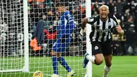Pemain Newcastle United, Joelinton, merayakan gol yang dicetaknya ke gawang Chelsea dalam laga pekan ke-13 Liga Inggris 2023/2024 di St James' Park, Sabtu (25/11/2023). Newcastle United meraih kemenangan 4-1 atas Chelsea. (ANDY BUCHANAN / AFP)