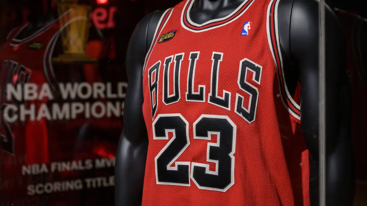 Fantastis, Jersey Ikonis Michael Jordan Terjual Rp151,4 Miliar