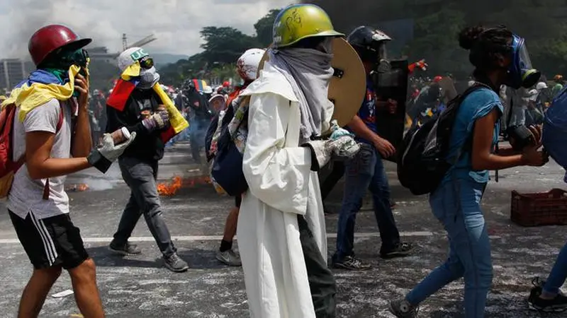 20170511-Demonstran Anti-Maduro di Venezuela Serang Polisi dengan Tinja-AP