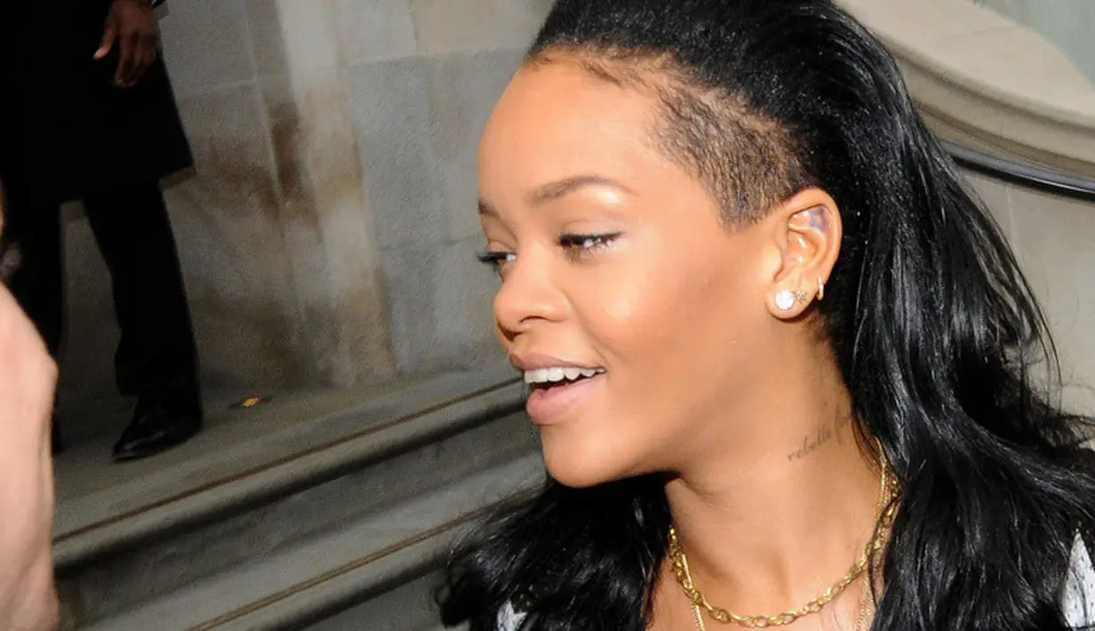 Rihanna sempat bikin publik terkejut dengan mencukur sebagian rambutnya. (REX/SHUTTERSTOCK/HollywoodLife)