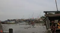 Surutnya Air di Pantai Karangantu Jadi Tontonan Warga