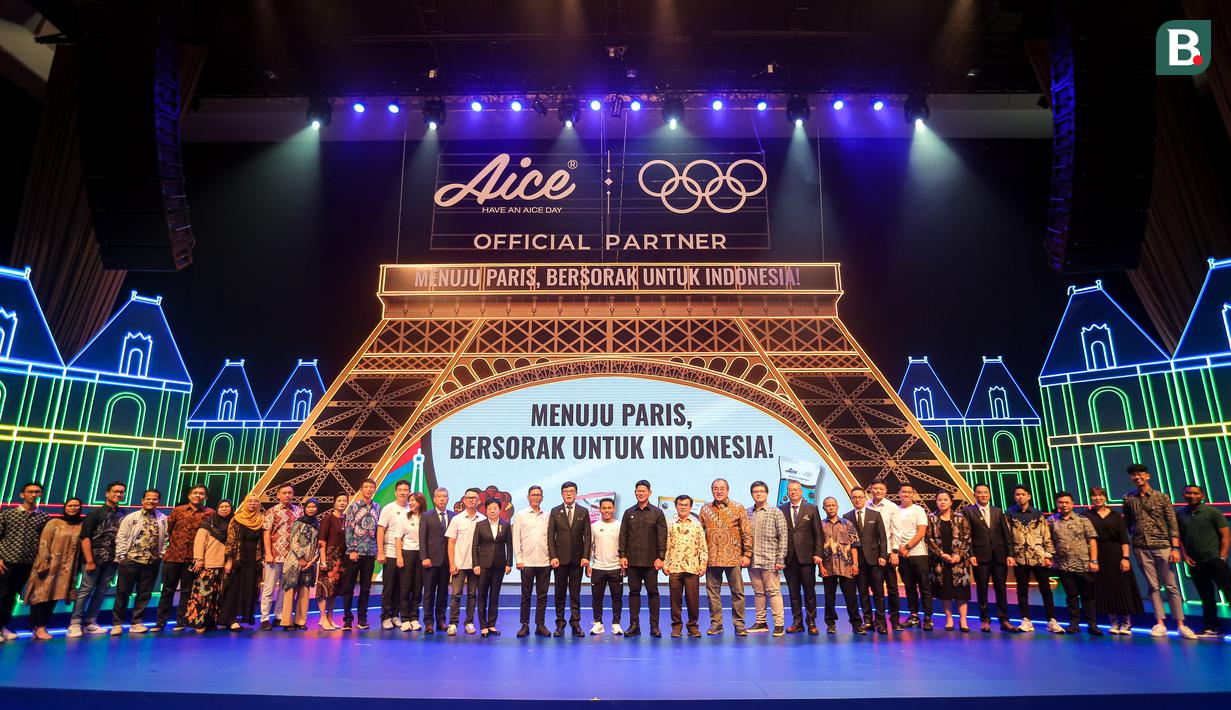 Ketua Umum Komite Olimpiade Indonesia Raja Sapta Oktohari, CEO Aice Group Jack Wang, Staf Ahli Bidang Inovasi Kemenpora Yohan, beserta sejumlah undangan berfoto bersama saat acara peresmian Aice sebagai es krim ofisial Tim Indonesia di Olimpiade 2024 di Djakarta Theater XXI, Jakarta, Jumat (05/07/2024). (Bola.com/Bagaskara Lazuardi)