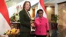 Menteri Luar Negeri Indonesia, Retno Marsudi (kanan) bersalaman dengan Menteri Luar Negeri Belanda, Hanke Bruins Slot dalam pertemuan bilateral di Jakarta, Selasa, 31 Oktober 2023. (AP Photo/Tatan Syuflana)