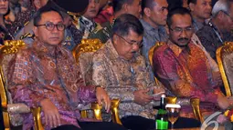 Wapres Jusuf Kalla (tengah) didampingi Ketua MPR Zulkifli Hasan (kiri) dan Ketua KPK Abraham Samad (kanan) saat menghadiri Konferensi Nasional Pemberantasan Korupsi (KNPK) Tahun 2014 di Balai Kartini, Jakarta, Selasa (2/12/2014). (Liputan6.com/Miftahul H