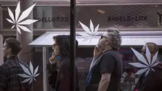 Sejumlah pria mengantre untuk masuk ke MedMen, salah satu dari dua toko pot daerah Los Angeles yang mulai menjual ganja di West Hollywood, California (2/1). (David McNew / Getty Images / AFP)