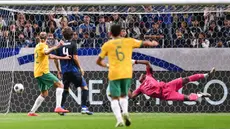 Kiper Jepang, Zion Suzuki gagal menghalau bola yang membuat gawangnya kebobolan saat laga lanjutan Grup C Kualifikasi Piala Dunia 2026 melawan Australia di Saitama Stadium, Jepang, Selasa (15/10/2024). (AFP/Philip Fong)