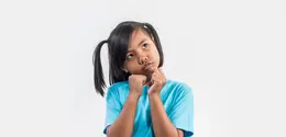 Kebiasaan-kebiasaan kecil di rumah bisa menjadi langkah awal yang efektif untuk melatih kemampuan berpikir kritis anak. [Dok/freepik.com/jcomp]