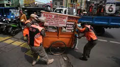 Petugas Satpol PP membawa gerobak pedagang kaki lima (PKL) yang bandel berjualan di trotoar Pasar Tanah Abang, Jakarta, Senin (4/10/2021). Penertiban dilakukan untuk memberikan kenyamanan dan keamanan bagi para pengguna jalan yang melintas di trotoar tersebut. (Liputan6.com/Angga Yuniar)
