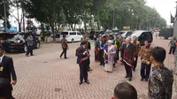 Menteri Perdagangan Enggartiasto Lukita bersama sejumlah menteri lainnya tiba di lokasi resepsi Kahiyang Ayu dan Bobby Nasution di Medan, Sumatera Utara. (Liputan6.com/Aditya Eka Prawira)