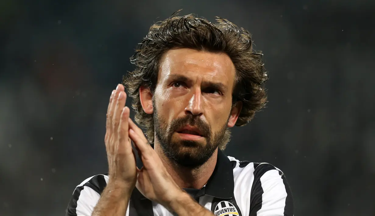 5. Andrea Pirlo - Maestro lini tengah Italia ini akhirnya pensiun di usia 38 tahun bersama New york City FC. Pemain berjuluk Il Metronome itu sempat memperkuat tiga klub besar Italia, Inter Milan, AC Milan dan Juventus. (AFP/Marco Bertorello)