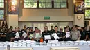 Menteri Keuangan Sri Mulyani (kedua kiri), Kapolri Jenderal Tito Karnavian (kedua kiri) beserta jajaran Polri dan Bea Cukai menunjukkan barang bukti kasus penyelundupan ekstasi di Mabes Polri, Jakarta, Selasa (1/8). (Liputan6.com/Immanuel Antonius)