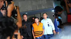 Bupati Bogor, Rachmat Yasin keluar Gedung KPK memakai rompi oranye yang merupakan baju kebesaran tahanan KPK  (Liputan6.com/Faisal R Syam)