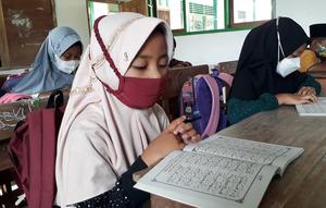 Santri Madrasah Diniyah Miftahul Huda 1 Cingebul, Lumbir, Banyumas. (Foto: Liputan6.com/Muhamad Ridlo)