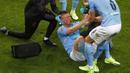 Kevin De Bruyne (tengah) dibantu untuk bangun setelah menjalani perawatan karena tabrakan dengan Antonio Rudiger selama pertandingan final Liga Champions antara Manchester City dan Chelsea di Stadion Dragao di Porto, Portugal, Sabtu (29/05/2021) atau Minggu dini hari WIB. (Foto: AP/Pool/Susana Vera)