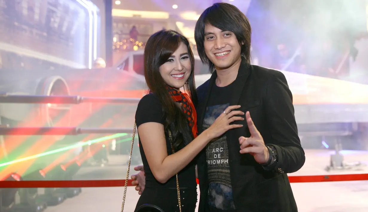 "Ya sebenernya pengen tahun ini, tetapi di pending tahun depan sih mohon doanya nih," ungkap Kevin Aprilio saat ditemui di kawasan Kelapa Gading, Jakarta Utara, Selasa (12/12/2017). (Nurwahyunan/Bintang.com)