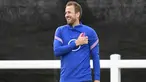 Striker timnas Inggris Harry Kane tertawa selama sesi latihan tim di St George's Park di Burton-upon-Trent, Senin (13/6/2022). Inggris akan bersua Hungaria pada matchday 4 Grup 3 UEFA Nations League A di Molineux Stadium, Rabu 15 Juni 2022 pukul 01.45 dini hari WIB. (Oli SCARFF / AFP)