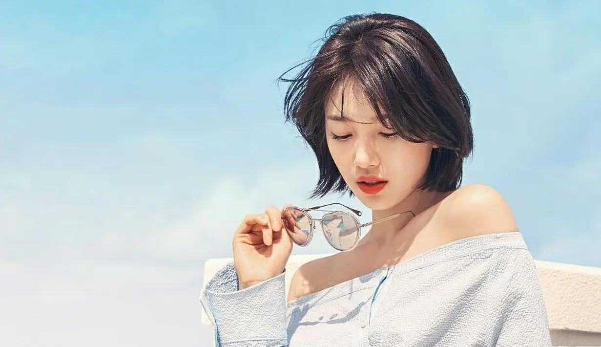 Gaya rambut pendek berponi ala Bae Suzy ini juga bisa kamu coba. Rambut pendek Bae Suzy ditrap hingga panjang di atas bahu, cocok untuk kamu yang juga memiliki bentuk wajah oval seperti aktris cantik yang satu ini. Foto: Instagram.