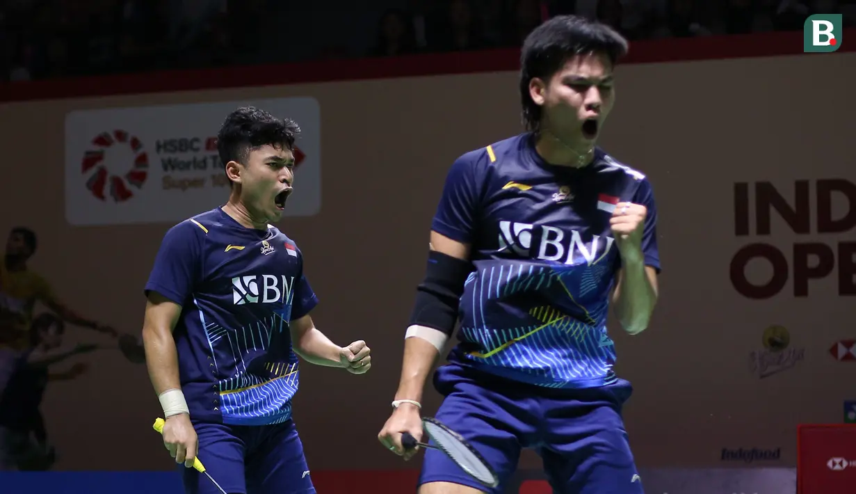 <p>Selebrasi ganda putra Indonesia, Leo Rolly Carnando/Daniel Marthin setelah meraih poin saat menghadapi wakil Jepang, Ayato Endo/Yuta Takei pada laga babak 32 besar Kejuaraan Bulu Tangkis Indonesia Open 2023 di Istora Senayan, Jakarta, Selasa (13/6/2023). Leo Rolly Carnando/Daniel Marthin menang rubber game 23-21, 8-21 dan 21-12. (Bola.com/Bagaskara Lazuardi)</p>