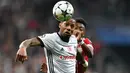 Gelandang Besiktas Jeremain Lens berebut bola dengan bek Bayern Munchen David Alaba saat pertandingan Liga Champions leg kedua di stadion Vodafone Arena di Istanbul (14/3). (AFP/Bulent Kilic)