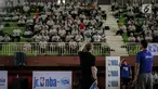 Pelatih dari junior NBA memberikan instruksi saat pelatihan basket antarguru olahraga di GOR Ciracas, Jakarta Timur, Rabu (24/1). Kegiatan pelatihan ini merupakan inisiasi dari Pemprov DKI Jakarta dan Junior NBA. (Liputan6.com/Faizal Fanani)
