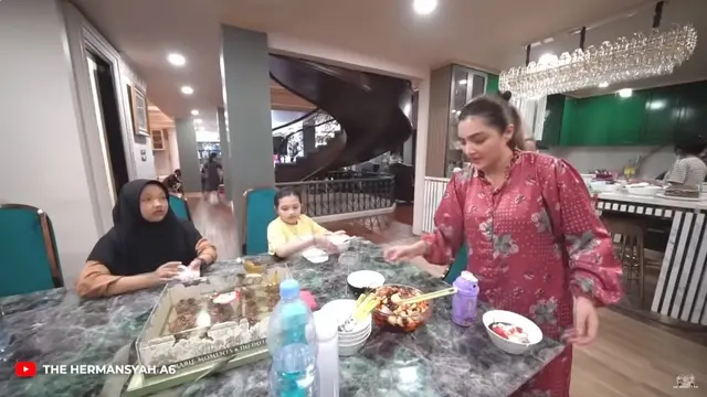 8 Potret Ashanty Ajak Anak Angkat Buka Bersama, Akrab dengan Keluarga