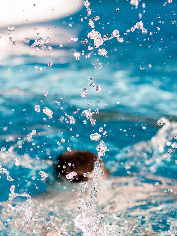 Ilustrasi anak bermain di kolam renang. (dok. unsplash.com/Asnida Riani)