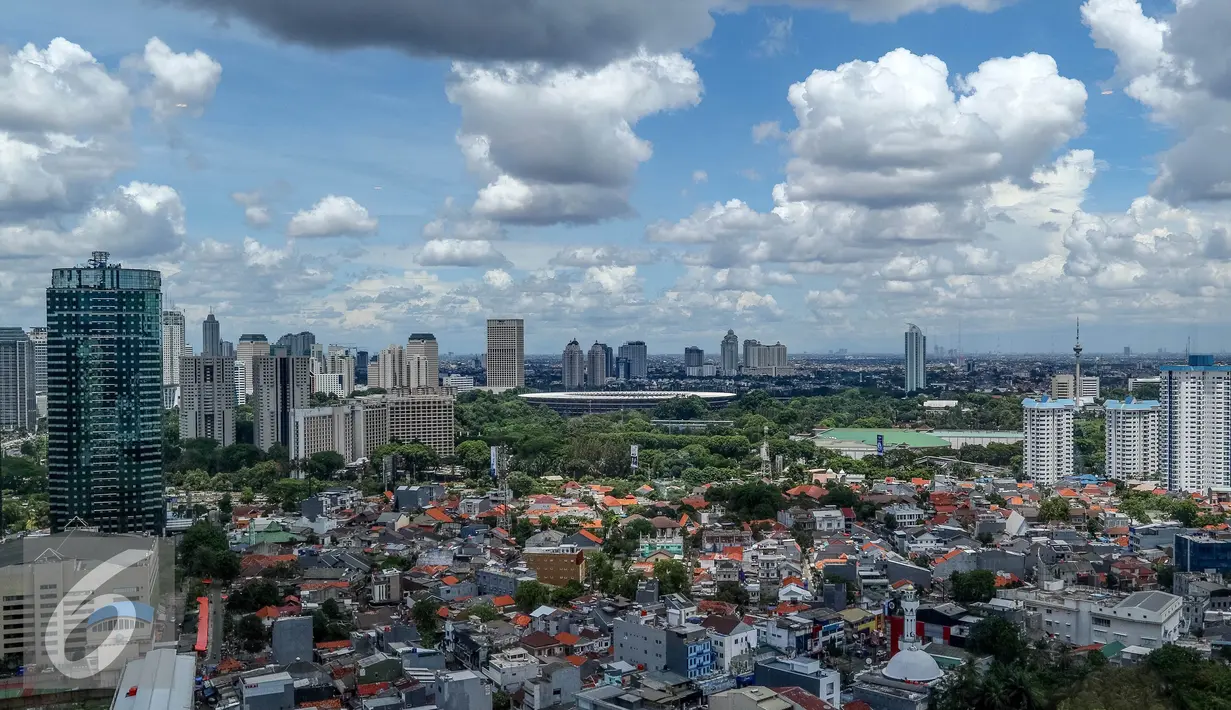 Pemandangan gedung bertingkat mulai memadati di ibukota Jakarta, Sabtu, (1/10). Tiap tahun Jakarta menambah koleksi gedung bertingkat. (Liputan6.com/Fery Pradolo)