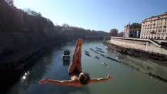 Seorang pria Italia bernama, Marco Fois melompat ke Sungai Tiber dari jembatan Cavour, Roma, Italia (1/1). Di Roma, Perayaan Tahun Baru ditandai dengan lompatan ekstrem beberapa pria yang terjun dari jembatan Cavour. (Reuters/Alessandro Bianchi)