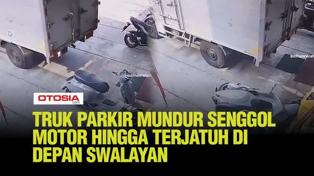 Sopir truk tersebut memutuskan untuk mundur dengan hati-hati untuk menyesuaikan posisinya di antara motor-motor yang terparkir.