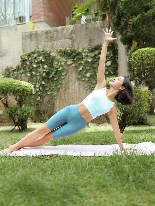 Inspirasi outfit olahraga Andien lainnya jatuh pada pantone biru. Kali ini Andien tampil begitu cerah dengan crop top berwarna biru terang yang dipadukan dengan biker pants. (instagram/andienaisyah)