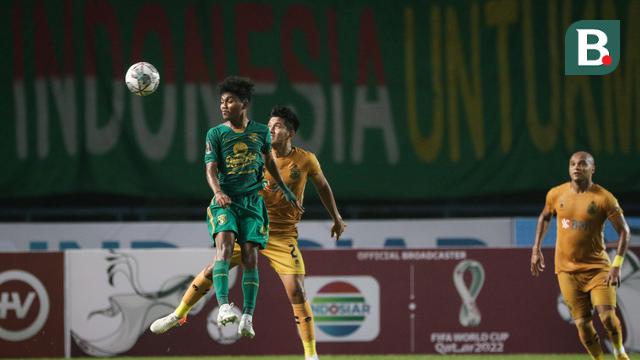 Foto: Aksi Pemain Persebaya saat Bermain Imbang Melawan Bhayangkara FC di Grup C Piala Presiden 2022