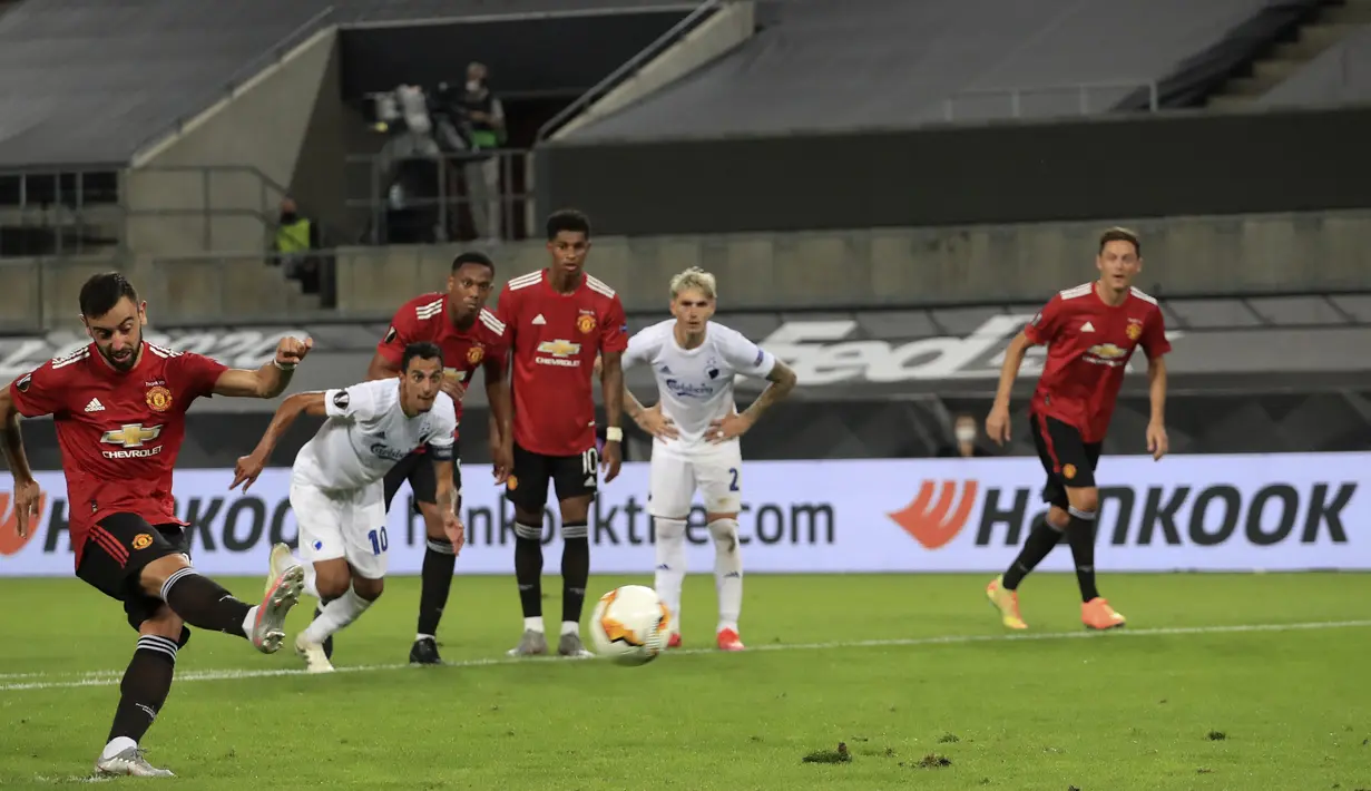 Pemain Manchester United Bruno Fernandes mencetak gol lewat tendangan penalti ke gawang Copenhagen pada perempat final Liga Europa di Cologne, Jerman, Senin (10/8/2020). Manchester United menang 1-0. (Wolfgang Rattay/Pool via AP)