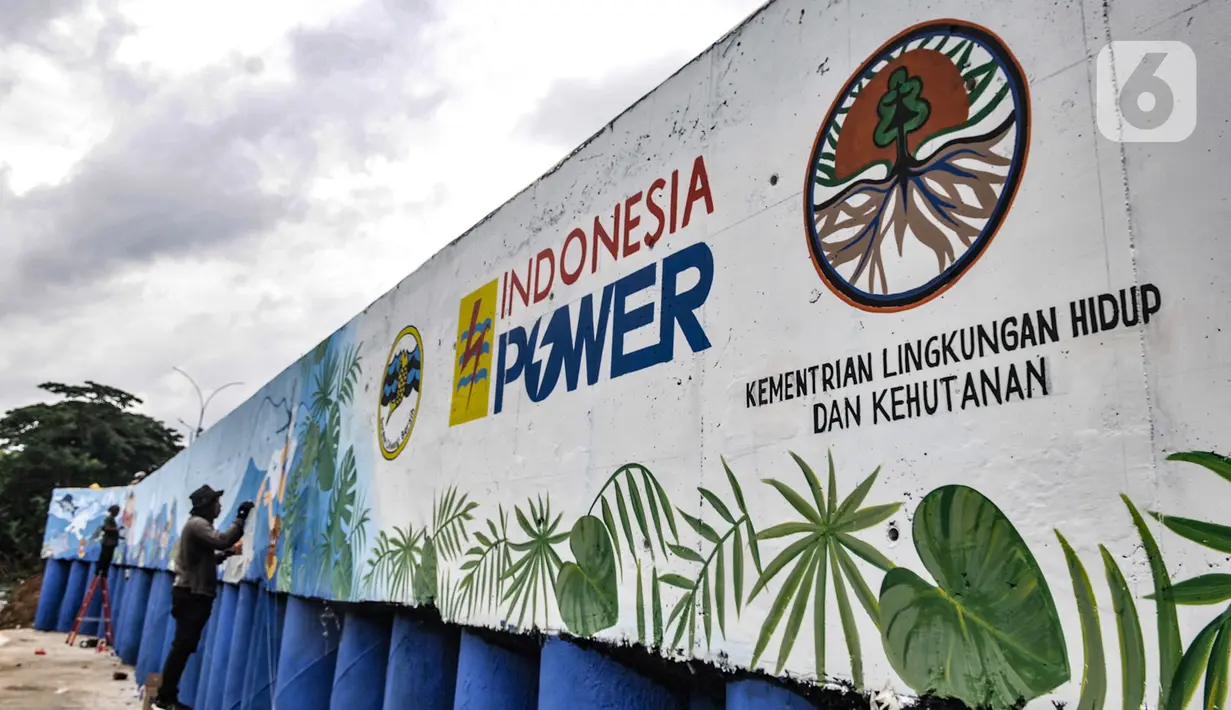 Seniman saat menyelesaikan pembuatan mural di turap Kanal Banjir Barat, Jakarta, Rabu (13/1/2021). Pembuatan mural bertemakan "Kehidupan Sungai" yang dikerjakan oleh seniman dari Komunitas Mural Depok tersebut bertujuan mempercantik lingkungan di sekitar Kali Ciliwung. (merdeka.com/Iqbal S. Nugroho)
