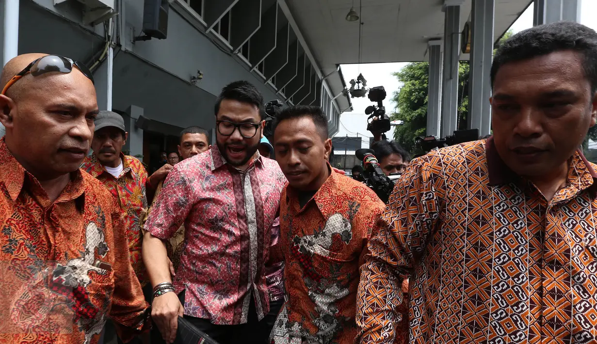Eka Kusuma Putra mendatangi persidangan perceraian dengan istrinya Cathy Sharon di Pengadilan Jakarta Selatan, Senin (14/3/2016). Eka dikawal ketat dengan pengawal saat media ingin mewawancarainya. (Liputan6.com/Herman Zakharia)