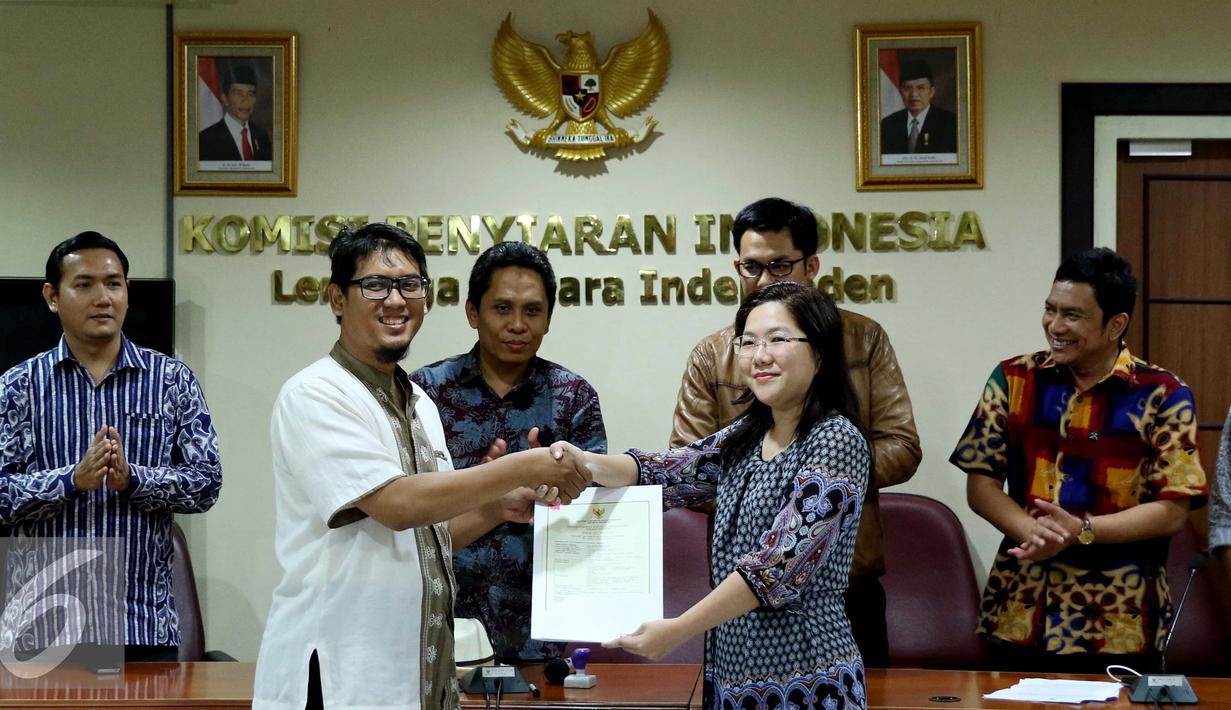 KPI menyerahkan Izin Penyelenggaraan Penyiaran (IPP) kepada salah satu pimpinan dari stasiun televisi swasta di kantor KPI, Jakarta, Jumat (14/10). Izin penyiaran ini berlaku selama sepuluh tahun ke depan. (Liputan6.com/Gempur M Surya)