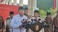 Anggota Wantimpres Habib Luthfi bin Yahya (kanan) dan Menhan Prabowo Subianto (kiri) usai bertemu Presiden Jokowi di Istana, Jakarta, Selasa 8 Agustus 2023. (Liputan6.com/Lizsa Egeham)
