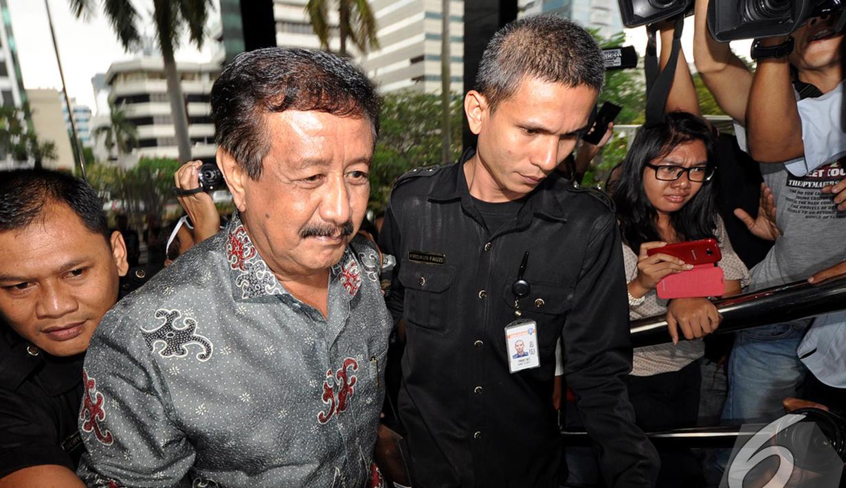 Mantan Jaksa Agung Basrief Arief berjalan masuk gedung KPK, Jakarta, Senin (17/11/2014). Basrief  bermaksud menyerahkan Laporan Harta Kekayaan Penyelenggara Negara (LHKPN) (Liputan6.com/Miftahul Hayat)