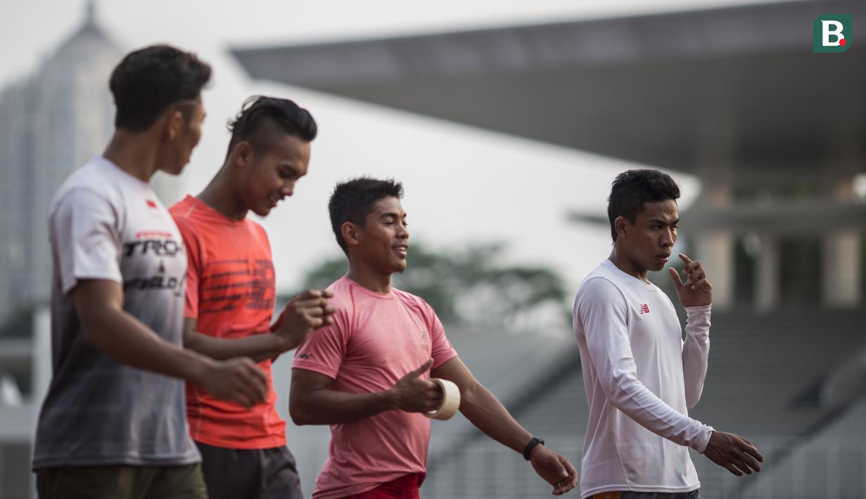Pelari Indonesia, Lalu Zohri (kanan), bersama tim estafet saat pemusatan latihan di Stadion Madya Senayan, Jakarta, Kamis (2/8/2018). Pemusatan latihan ini merupakan persiapan jelang Asian Games XVIII. (Bola.com/Vitalis Yogi Trisna)