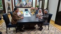 Mantan PM Malaysia Mahathir Mohamad menemui Jokowi di Solo pada Rabu (26/2).(Liputan6.com/Fajar Abrori)