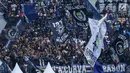 Suporter tim Maung Bandung mengibarkan bendera saat menyaksikan laga antara Persib melawan Sriwijaya FC di laga pembuka Piala Presiden 2018 di Stadion GBLA, Bandung, Selasa (16/1). Persib unggul 1-0. (Liputan6.com/Helmi Fithriansyah)