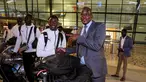 Duta Besar Senegal untuk Indonesia, Abdoulaye Barro (kanan) menjabat tangan Kapten Timnas Senegal U-17, Amara Diouf saat menyambut kedatangan di Terminal 3 Bandara Soekarno Hatta, Tangerang, Banten menjelang Piala Dunia U-17 2023 pada Rabu (01/11/2023). (Bola.com/Bagaskara Lazuardi)