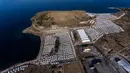 Kamp tenda sementara terlihat dari atas di Lesbos, Yunani, Kamis (17/9/2020). Lebih dari 5.000 pencari suaka kehilangan tempat tinggal sepekan setelah kebakaran menghanguskan kamp migran terbesar di Yunani, Kamp Moria, telah ditempatkan di fasilitas baru. (AP Photo/Panagiotis Balaskas)