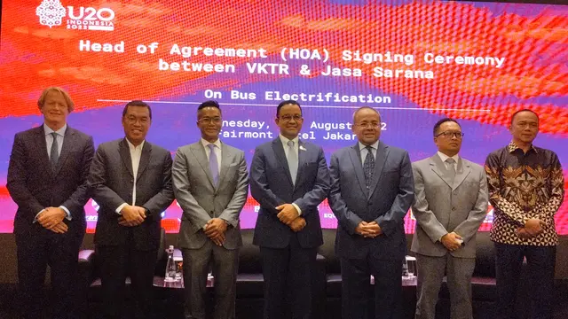 Anies Baswedan menghadiri penandatanganan MoU bus listrik