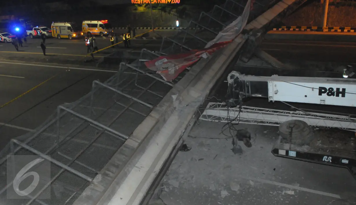 Petugas berkumpul di lokasi robohnya Jembatan Penyebrangan Orang (JPO) di KM 7 Tol BSD, Tangerang, arah Jakarta usai ditabrak truk trailer bermuatan crane, Minggu (15/5) malam. Tidak ada korban jiwa dalam peristiwa tersebut. (Liputan6.com/Helmi Afandi)