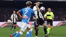 Striker Juventus, Cristiano Ronaldo, mengontrol bola saat melawan Napoli pada laga Serie A di Stadion San Paolo, Minggu (3/3). Juventus menang 2-1 atas Napoli. (AP/Cesare Abbate)