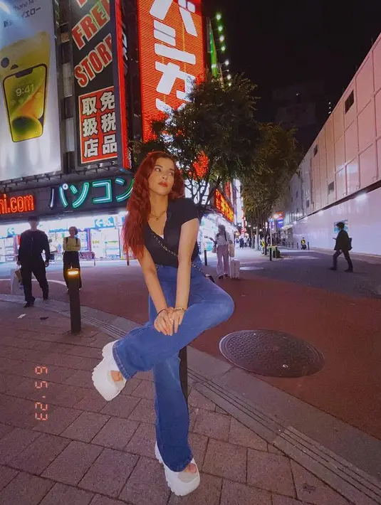 DI Jepang, Tasya Farasya juga memakai pakaian yang casual simple dengan atasan dan celana jeans. [instagram/tasyafarasya]