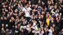 Gelandang Tottenham, Nacer Chadli, merayakan gol yang dicetaknya ke gawang Swansea. Sementara gol kemenangan Tottenham baru terwujud pada menit ke-77 melalui Danny Rose. (Reuters/Tony O'Brien)